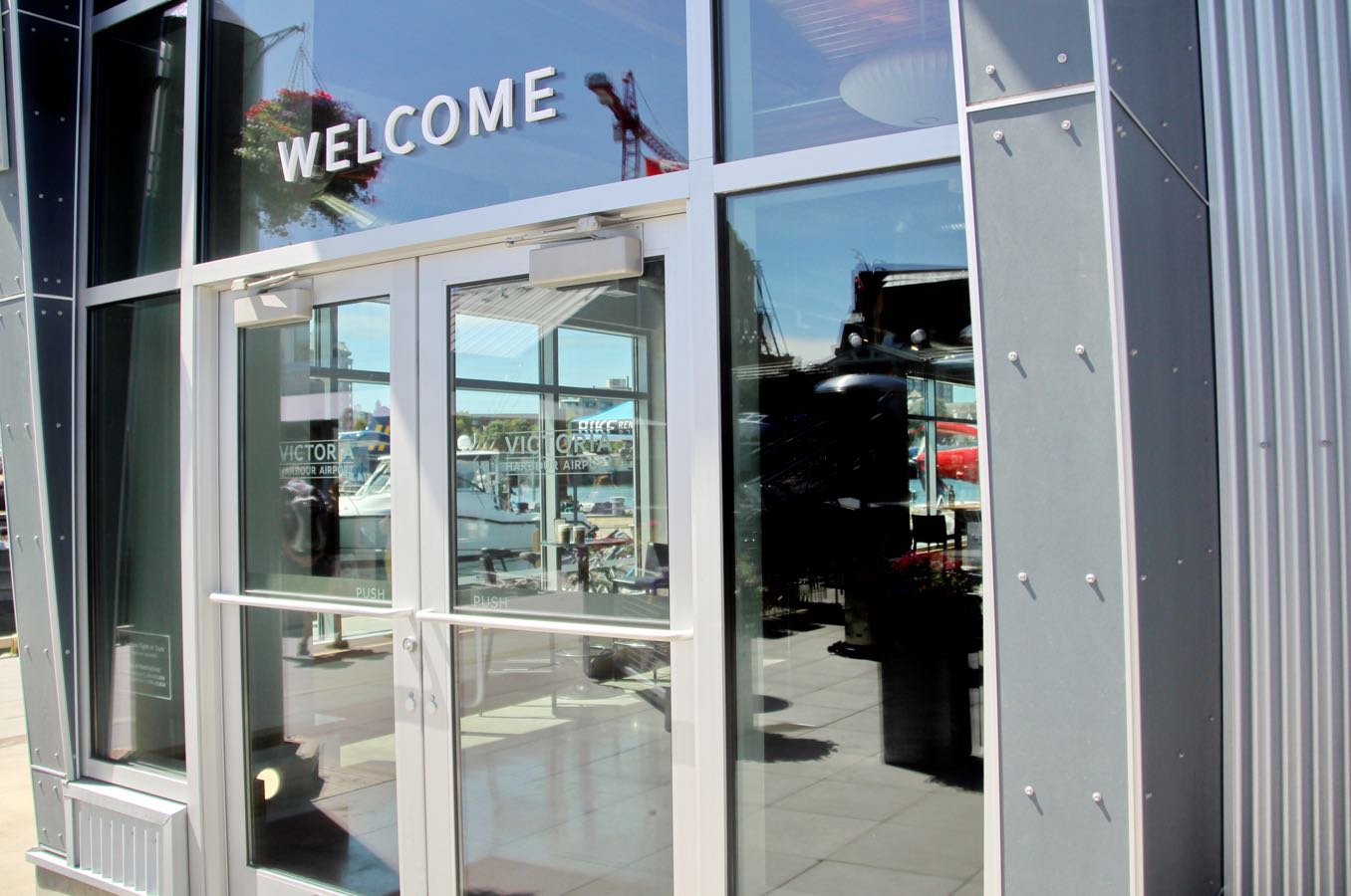 「Victoria Harbour Airport」の入り口