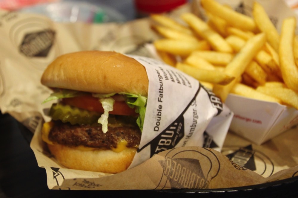 Fatburger と フライドポテトがきた