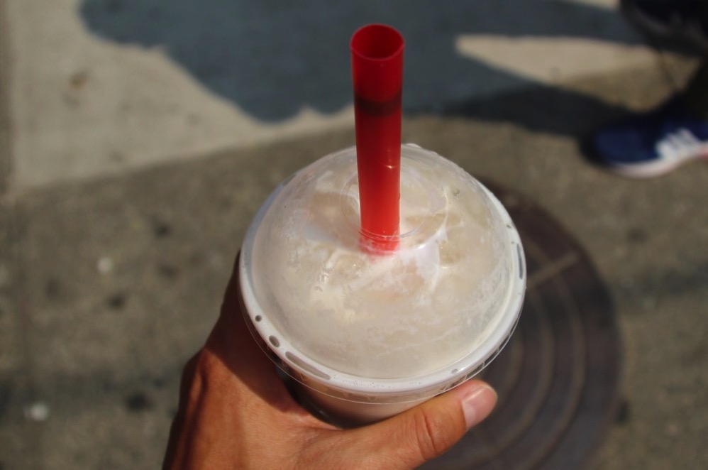 タピオカがでかいので、ストローも太いです